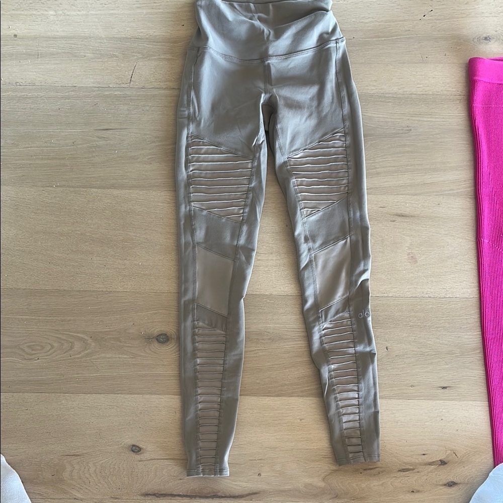 Alo pants - Picture 3 of 3